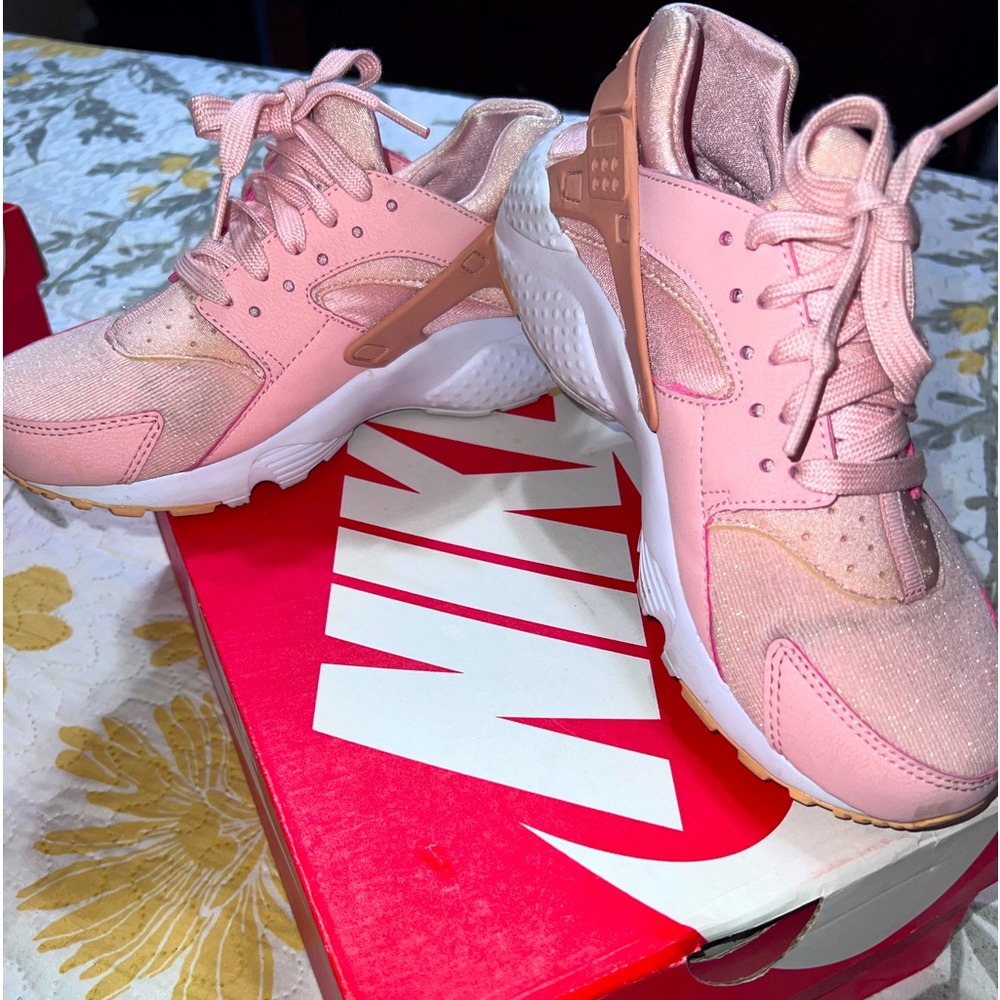 Pink/ White Nike Huarache Run SE Kids Size 5 1/2